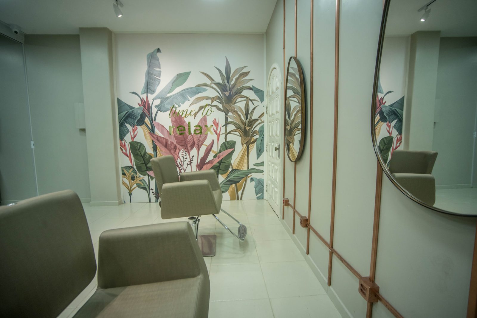 Sala floral do Studio com mural de folhagens e flores