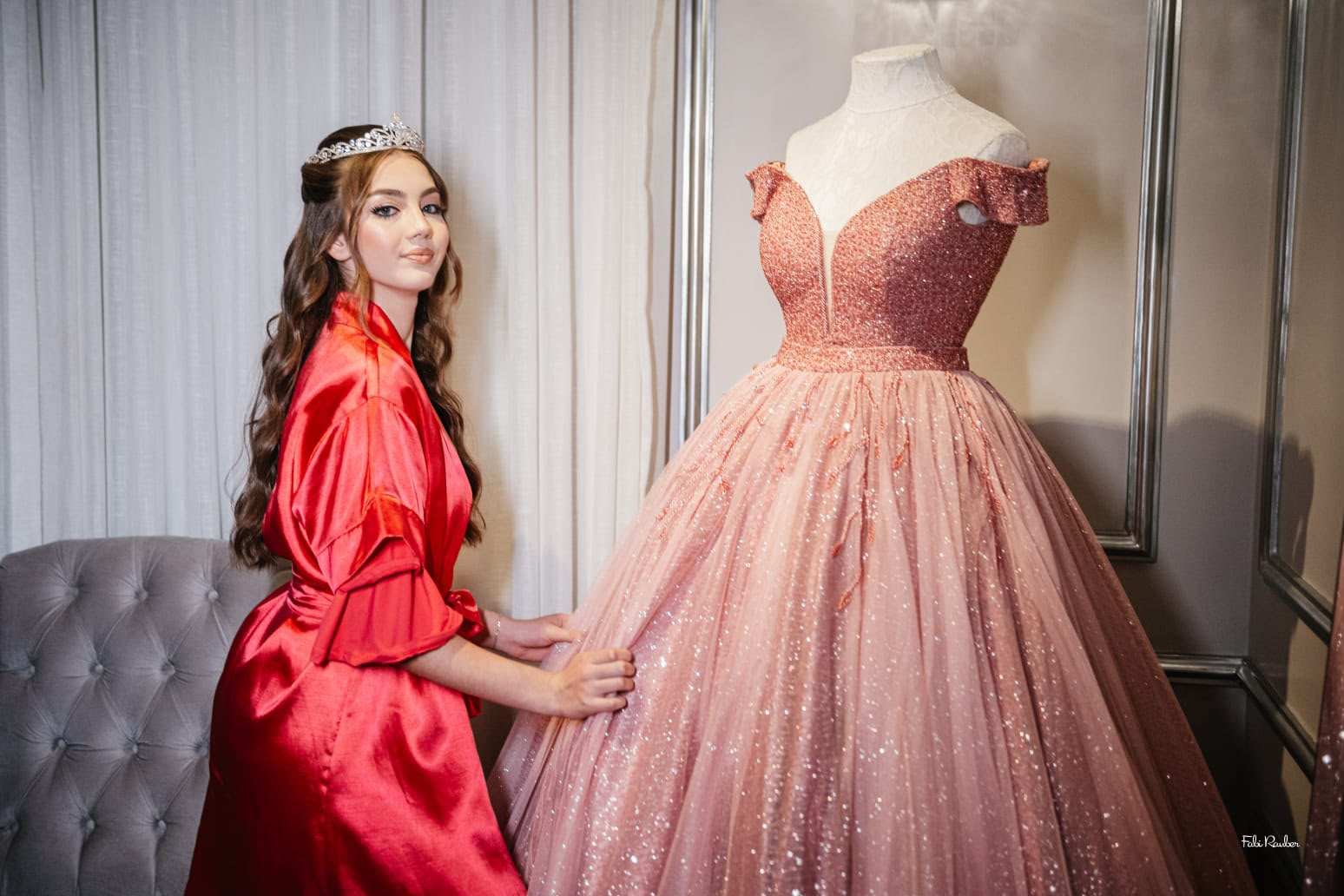 Debutante com vestido rosa e tiara na entrada floral do Studio Gisele Raffaelli
