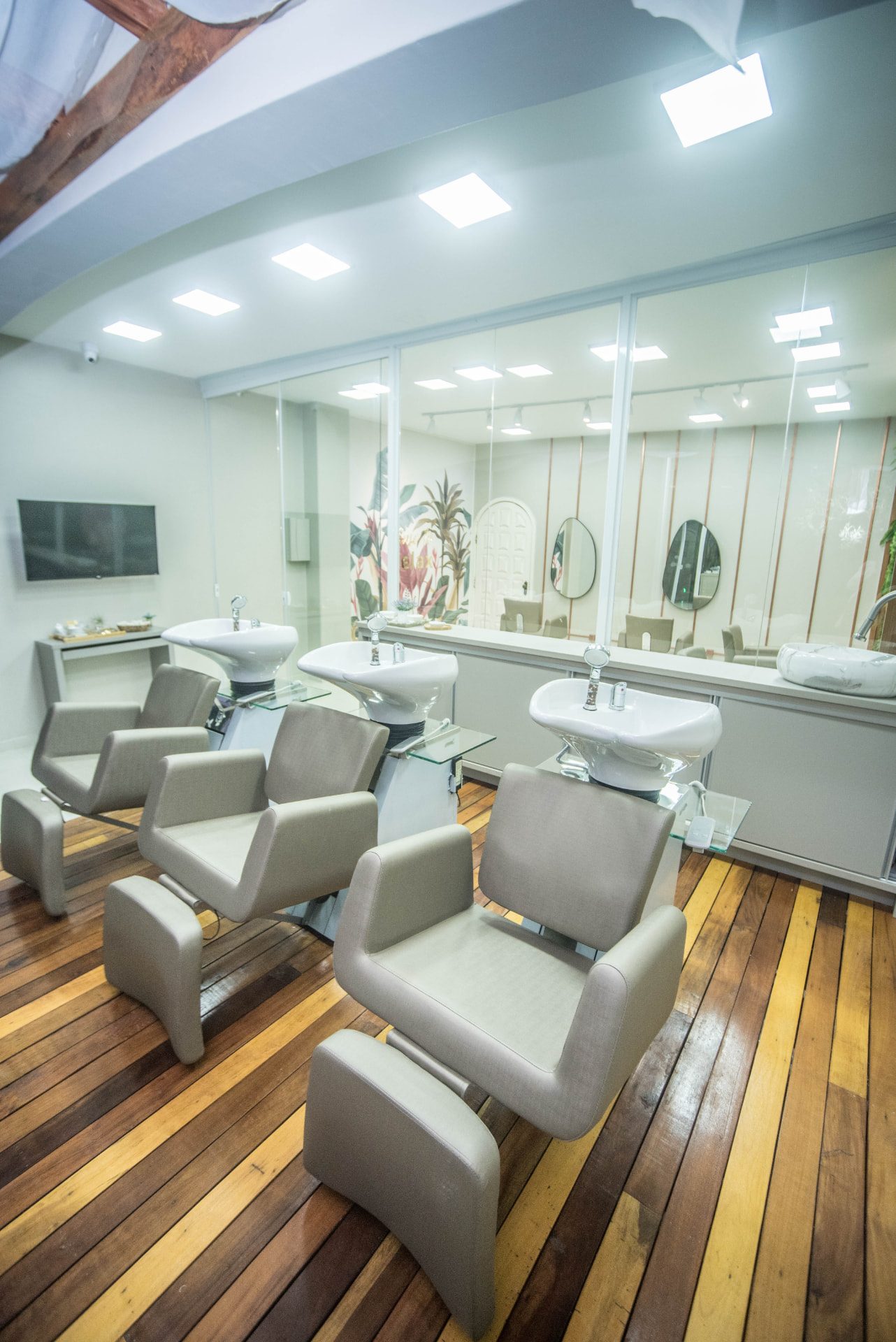 Salão principal do Studio com estações de penteado e maquiagem